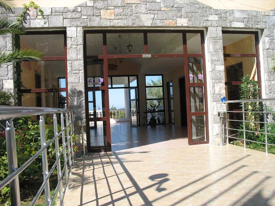 Wejście do hotelu Daisy Garden Resort Hotel