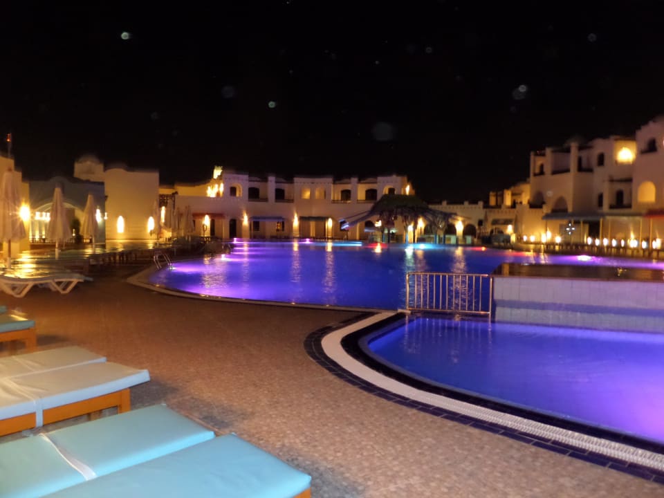 Pool am Abend Arabella Azur Resort