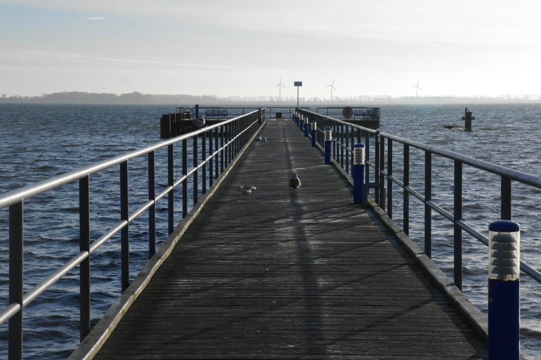 Schiffsanleger direkt am Hotelstrand im Winter Strandhotel Dranske