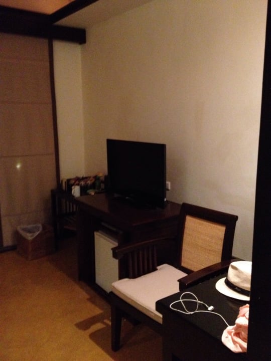Schreibtisch / TV und Wasser Kaffee/ Tee free    Hotel The Village Resort & Spa