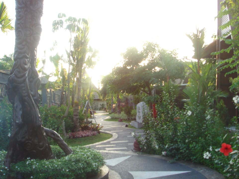 Weg zur Rezeption Aston Sunset Beach Resort Gili Trawangan