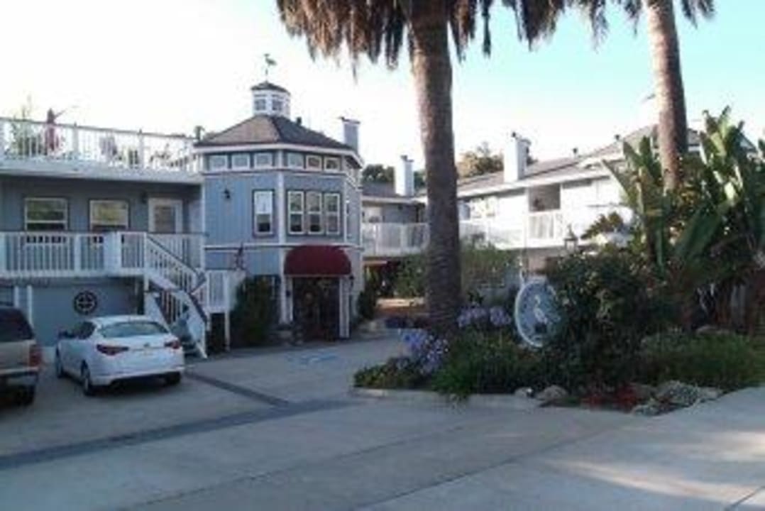 Einfahrt mit Parkplatz B&B The Pelican Cove Inn