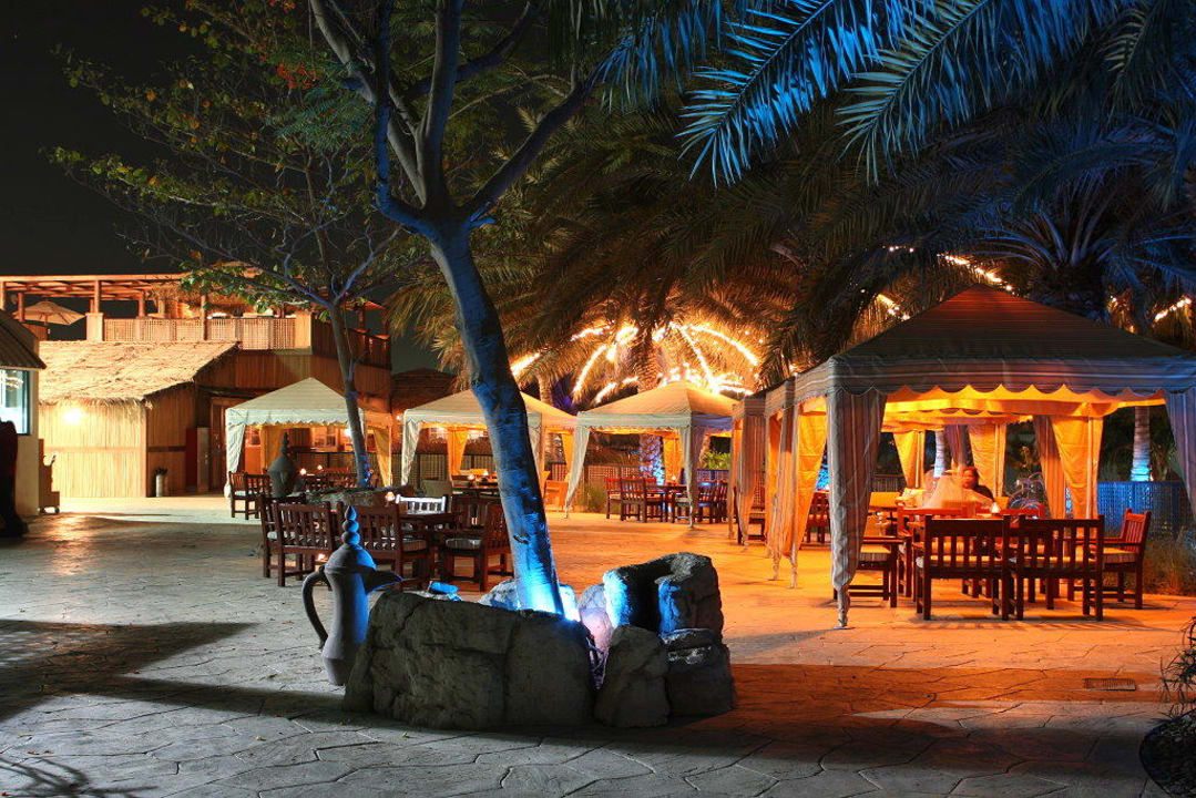 Barasti-Bar bei Nacht Le Meridien Mina Seyahi Beach Resort & Waterpark