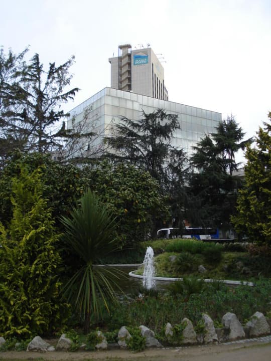Parkanlage mit Hotel im Hintergrund Hotel Vila Galé Porto