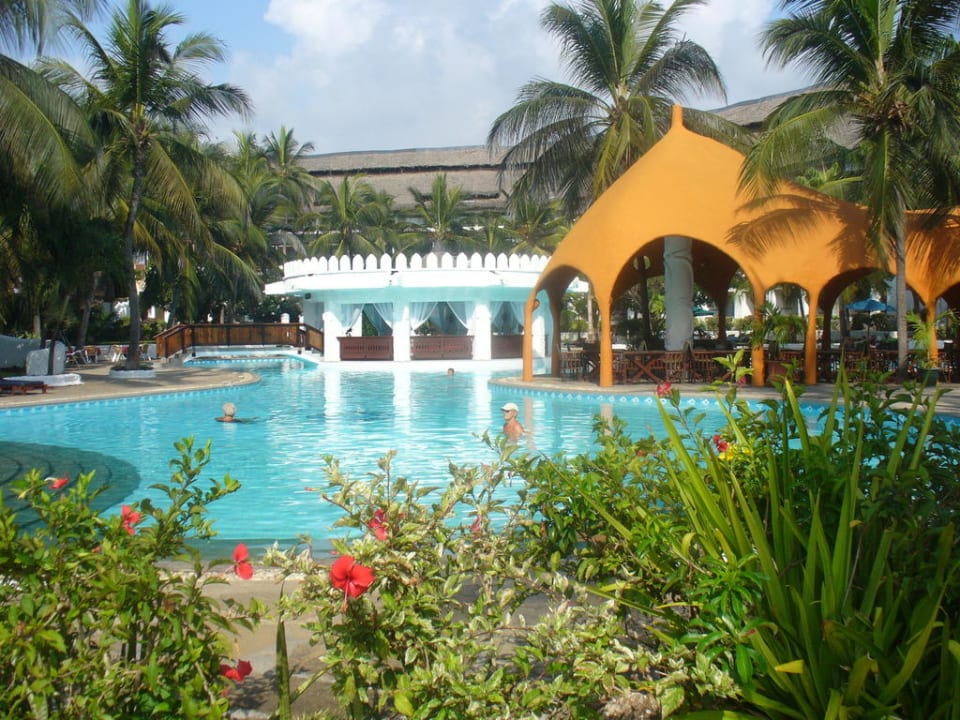 Swim-up-Bar des Salzwasserpools Hotel Southern Palms Beach Resort