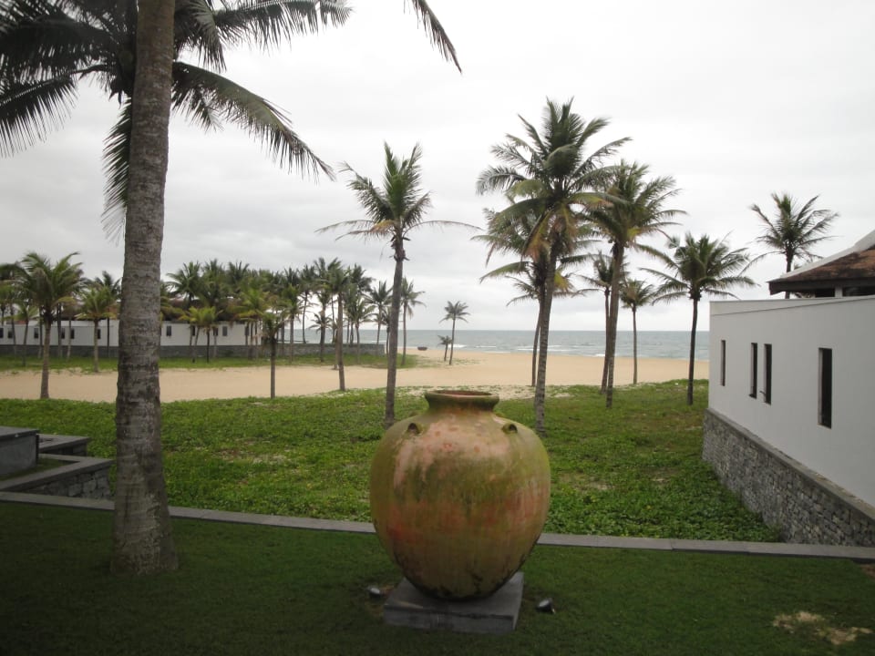 Blick von der Terrasse zum Strand Four Seasons The Nam Hai, Hoi An, Vietnam