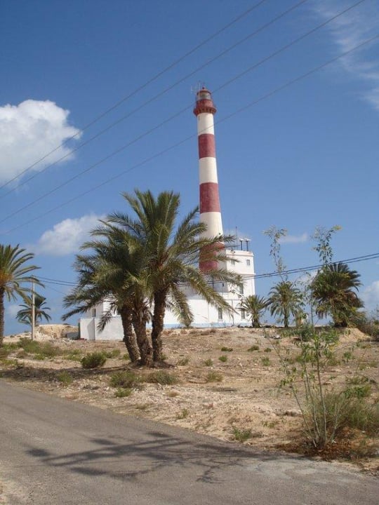 Der Leuchtturm vorm Hotel Calimera Yati Beach