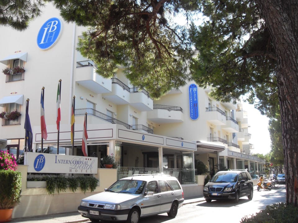 Hauptstraße und Hotel Hotel International Beach