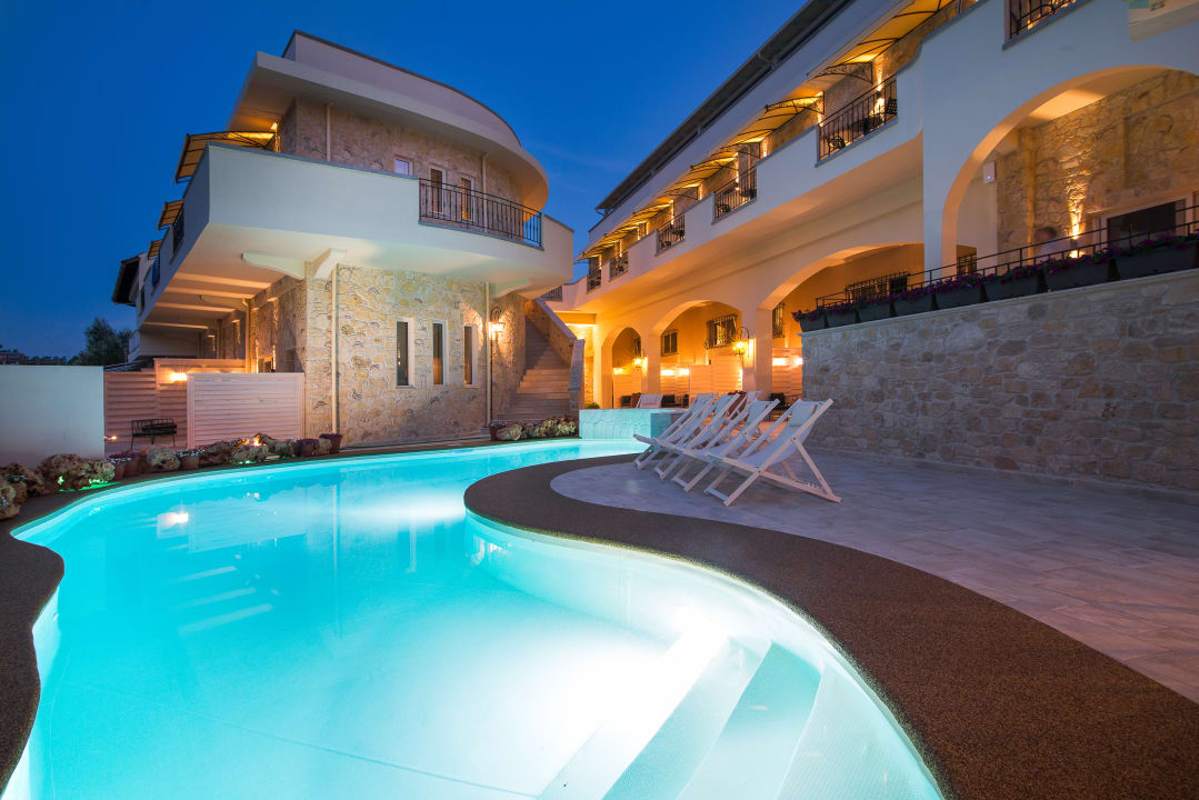 Außenansicht Neikos Luxury Suites