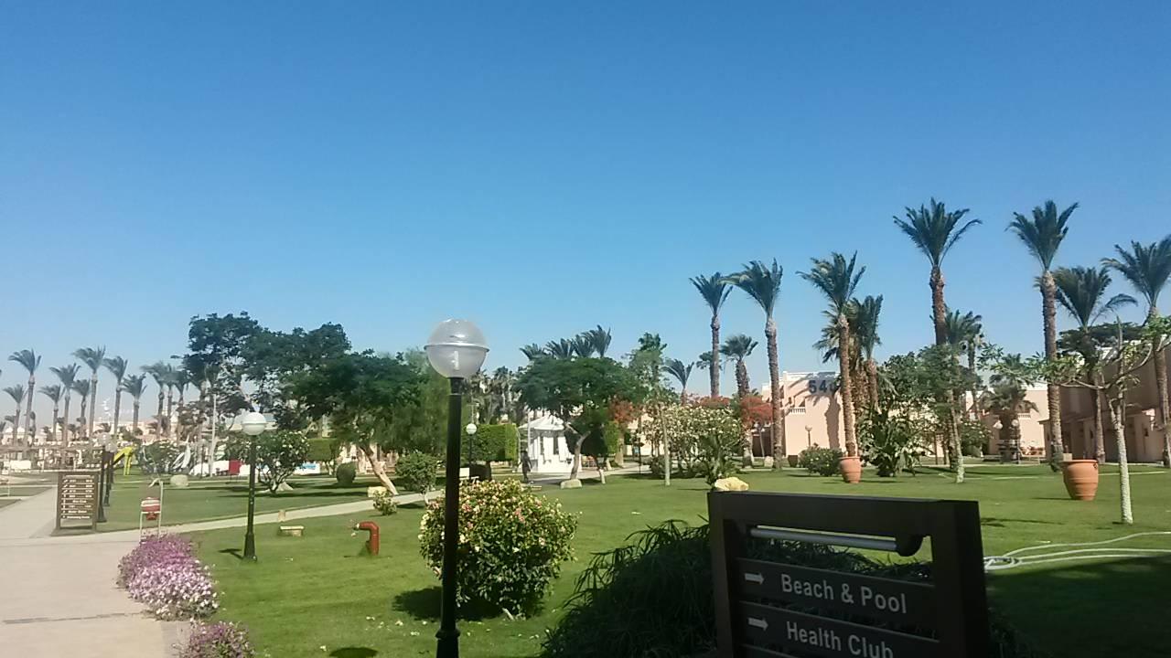 Blick von Haupthaus in Teil des Garten Beach Albatros Resort