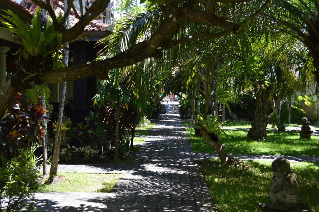 Weg durch den Garten Villa Shanti Beach