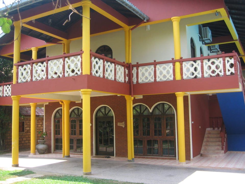 Unten Changs Büro, oben Standardzimmer Wunderbar Beach Club Hotel