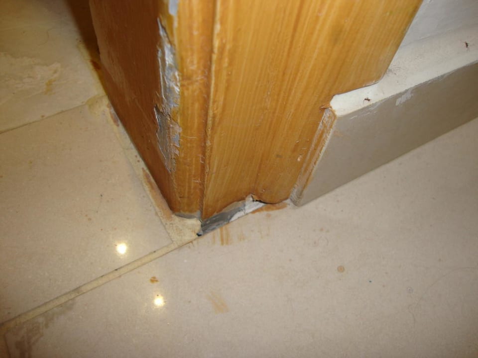 Ameisenlöcher! Adams Beach Hotel