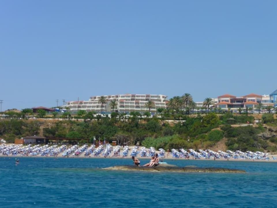 Das Hotel (linke Seite) vom Tretboot aus Rodos Princess Beach Hotel & Spa