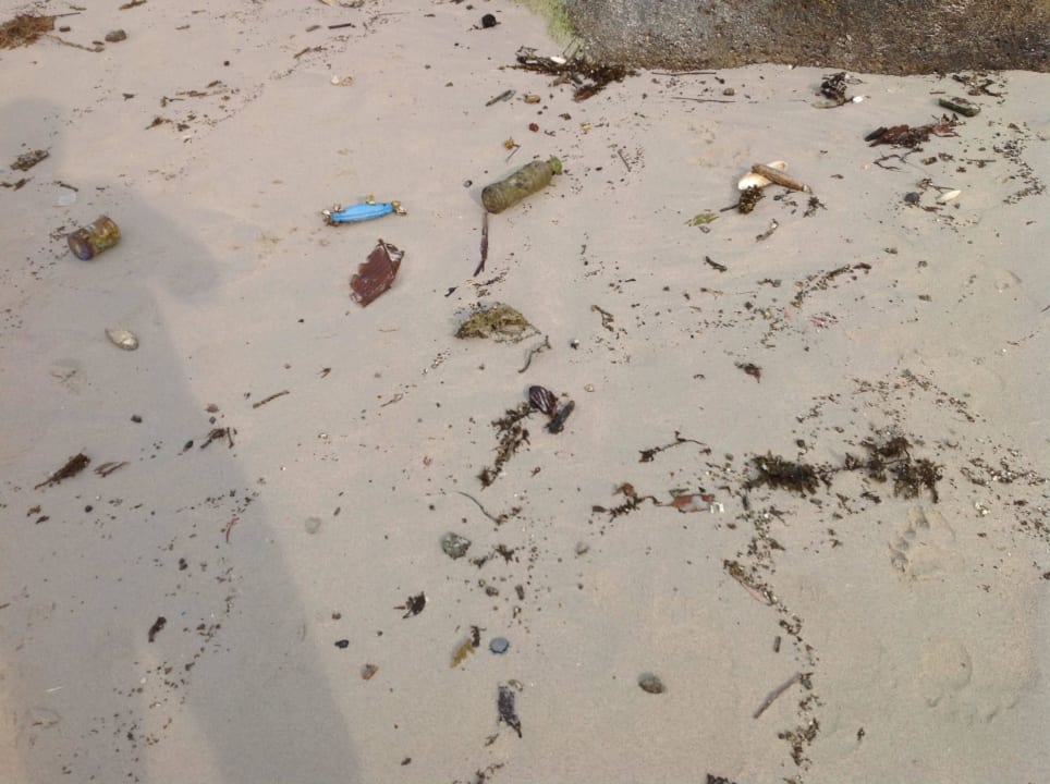 Strand voller Plastikmüll Crystal Bay Yacht Club Beach Resort