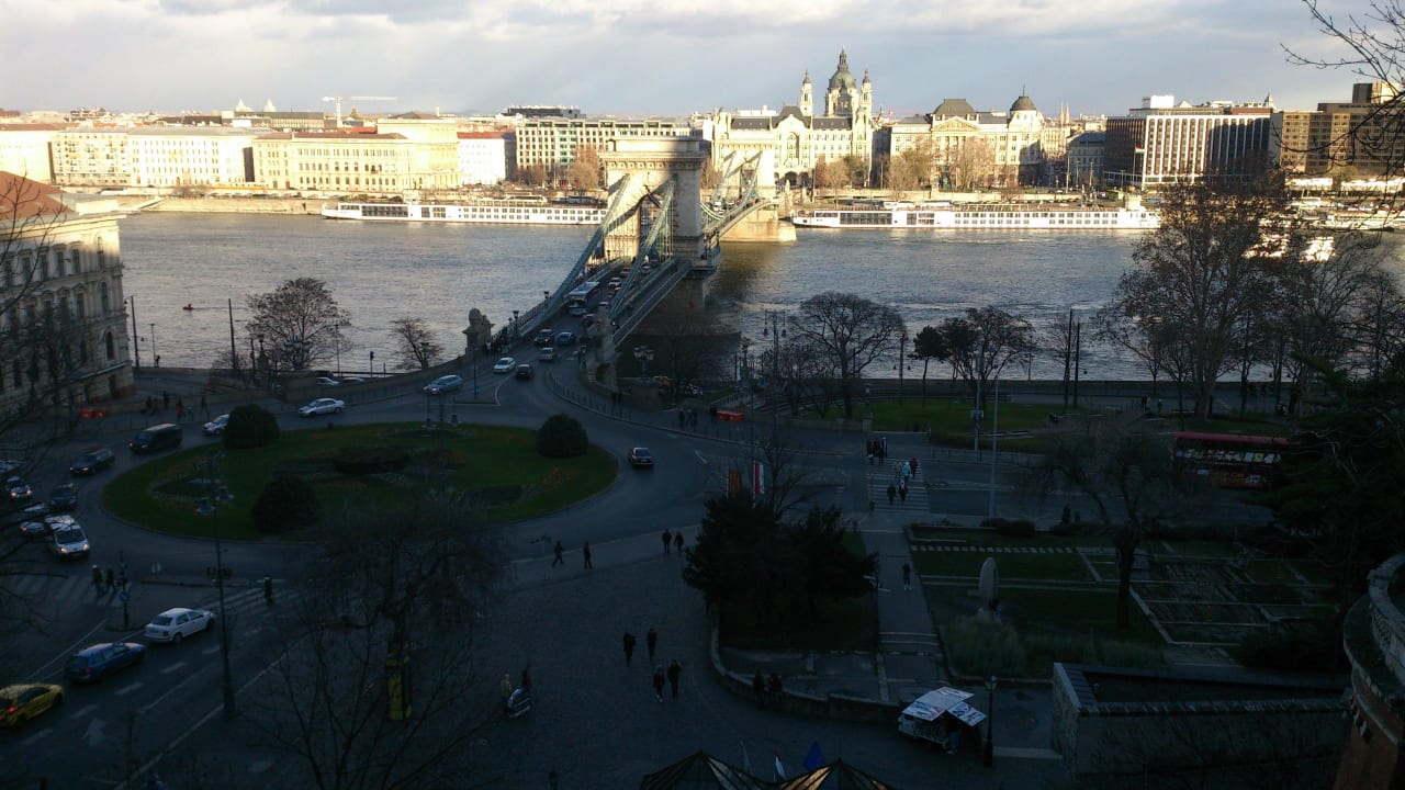Blick auf das Hotel aus Buda Sofitel Budapest Chain Bridge
