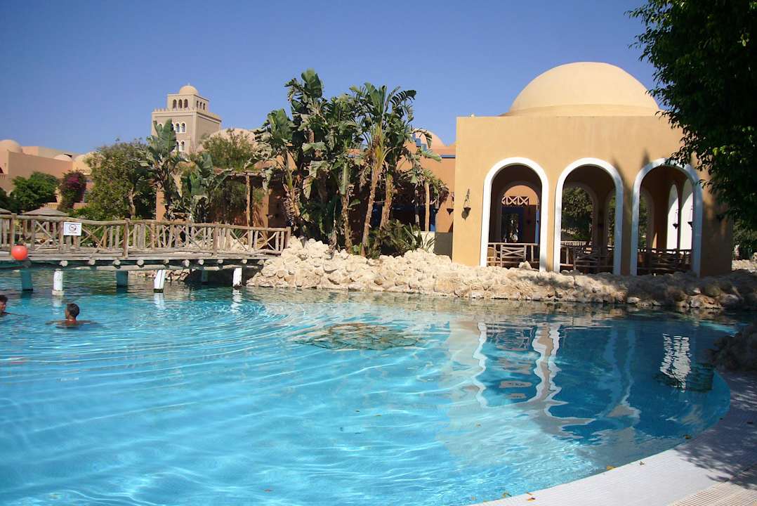 Poolanlage mit Blick auf Karib.Rest. Grand Makadi