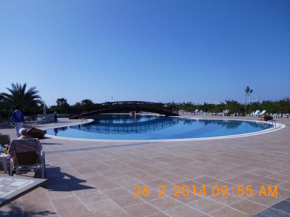 Blick von der Poolbar auf den Swimingpool Seaden Sea World Resort & Spa