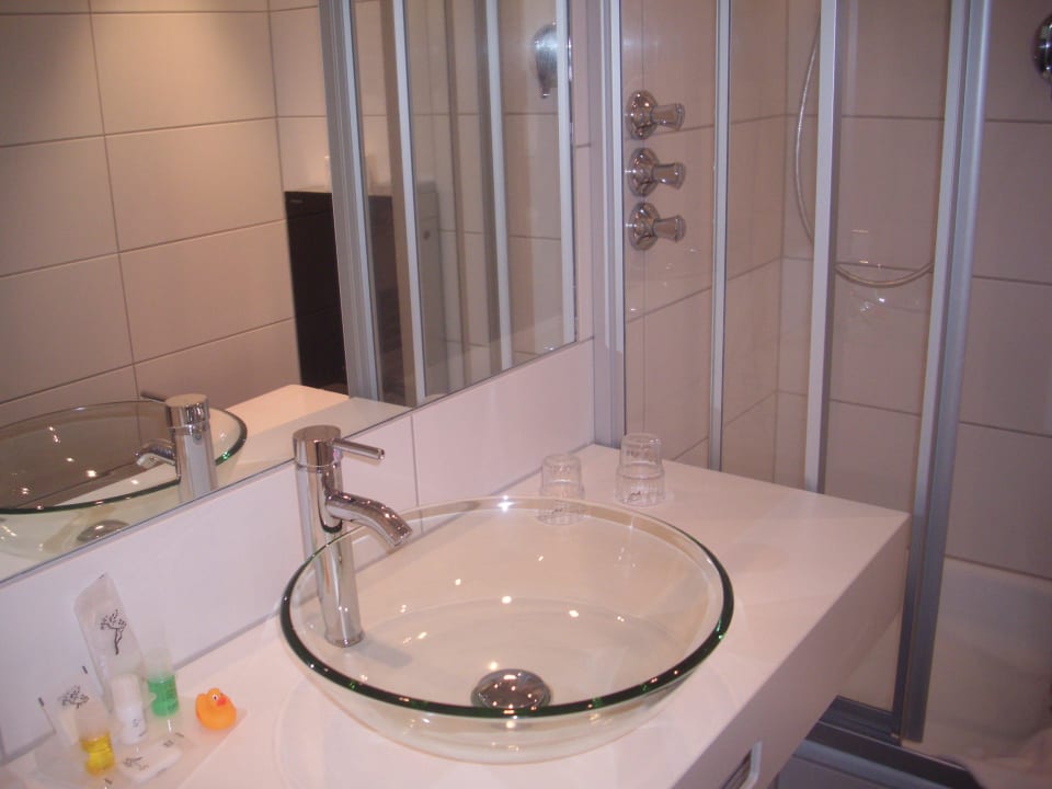 Badezimmer mit der Dusche Schlosshotel Bad Wilhelmshöhe Conference & Spa