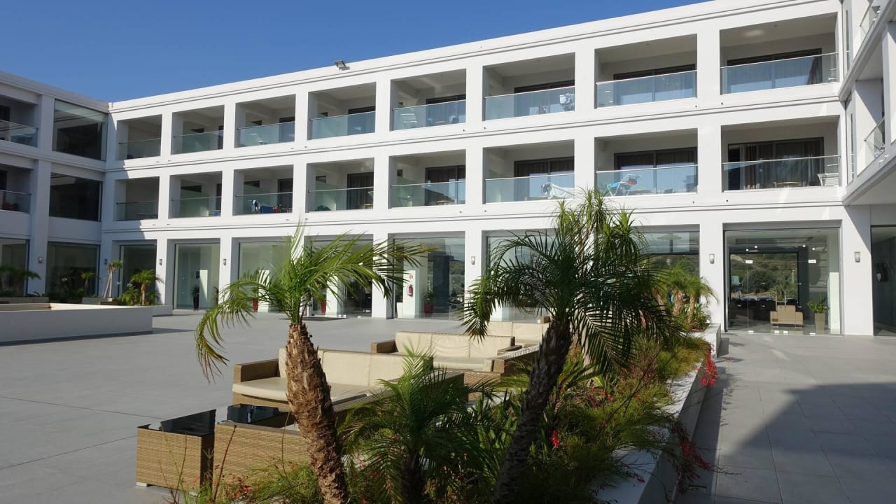 Innenhof Hauptgebäude Asterias Beach Resort