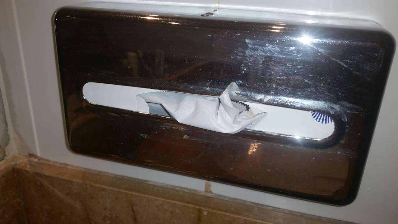 Dreckiger Papiertuchspender Siva Sharm