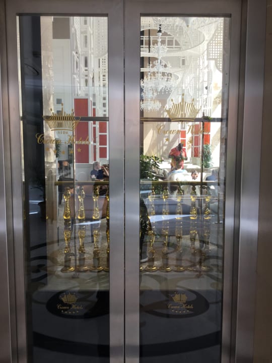 Lobby Well Palace Side