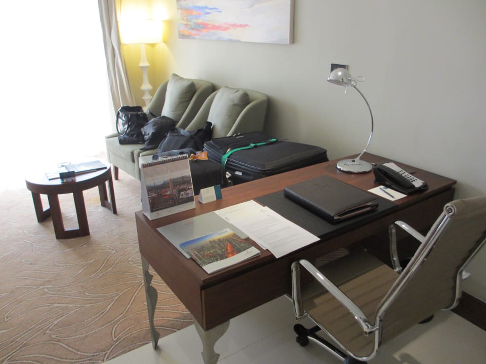 Sitzecke und Schreibtisch The Tower Plaza Hotel Dubai