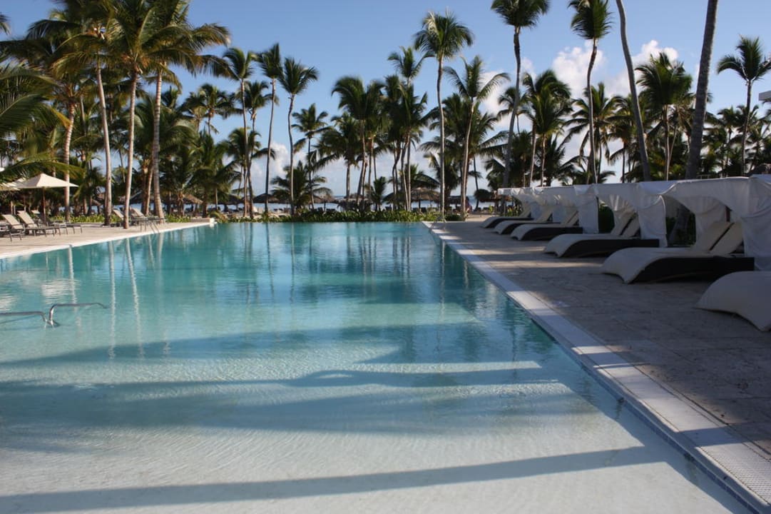 Pool mit Blick zum Strand Catalonia Royal Bavaro - Adults only
