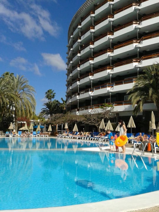 Ansicht Pool richtung Hotel Bull Escorial & Spa