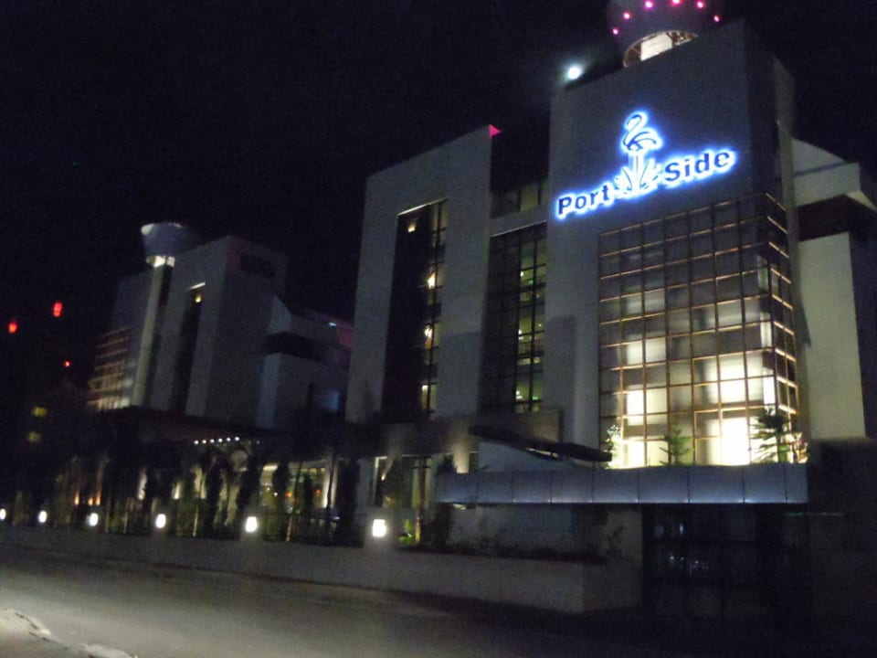 Hotelansicht bei Nacht Port Side Resort Hotel