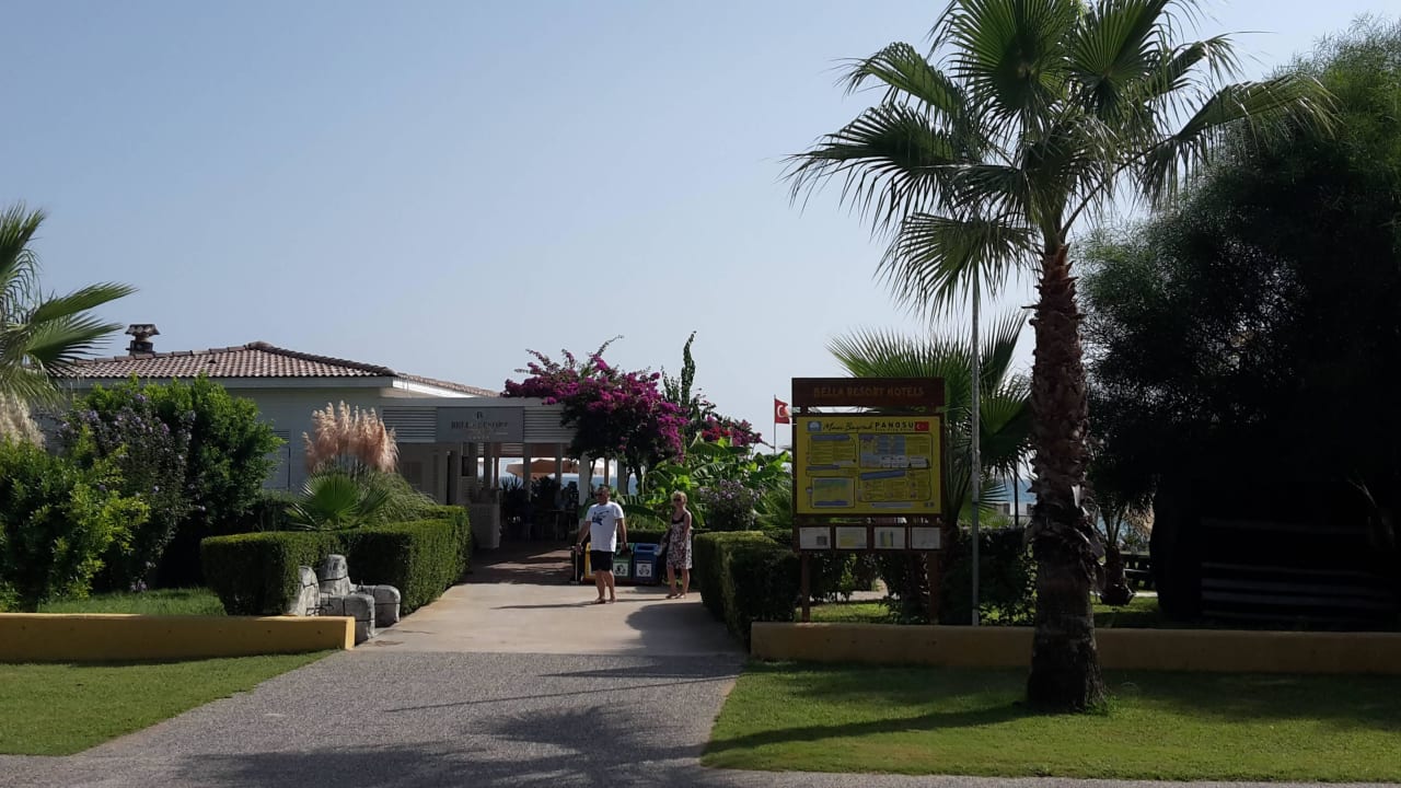 Weg zum Strand mit Strandbar Bella Resort & Spa