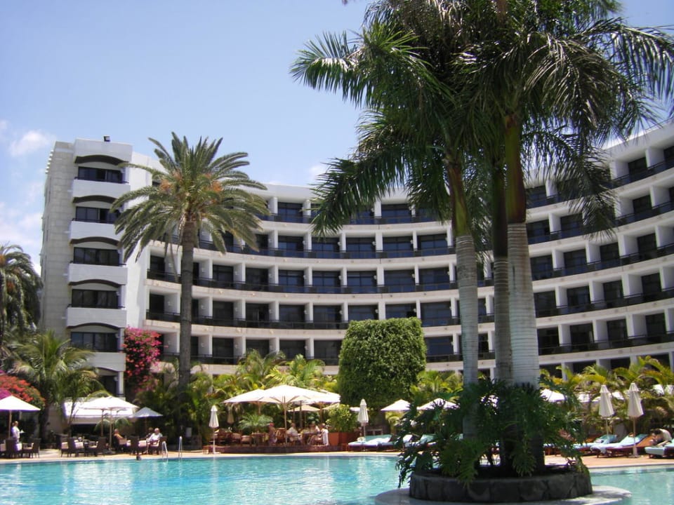 Blick aus dem Garten über den Pool zum Hotel Seaside Hotel Palm Beach