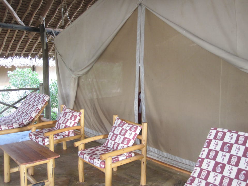 Terrasse vor dem Zelt Man Eaters Camp/Lodge