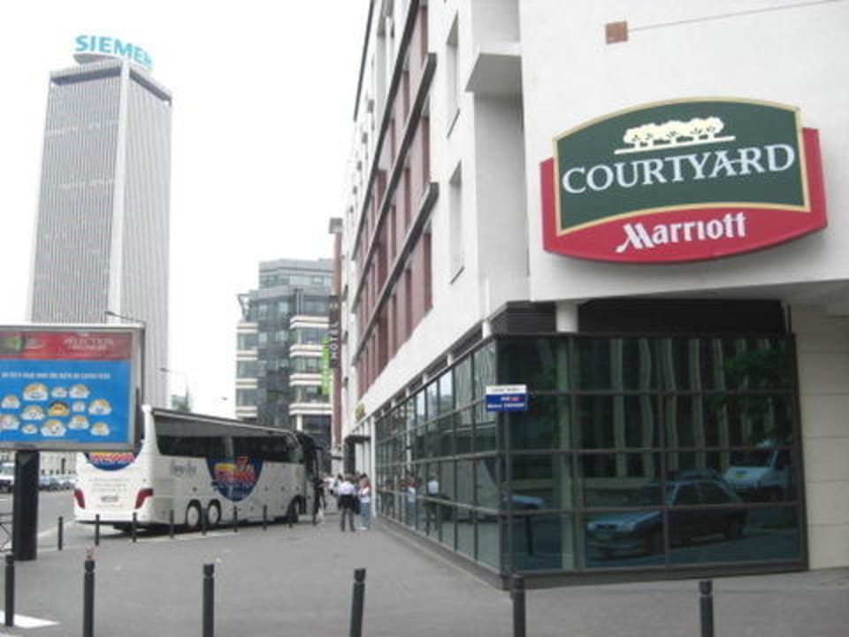 Hauptzufahrt zum Marriott Hotel Courtyard by Marriott Paris Saint Denis