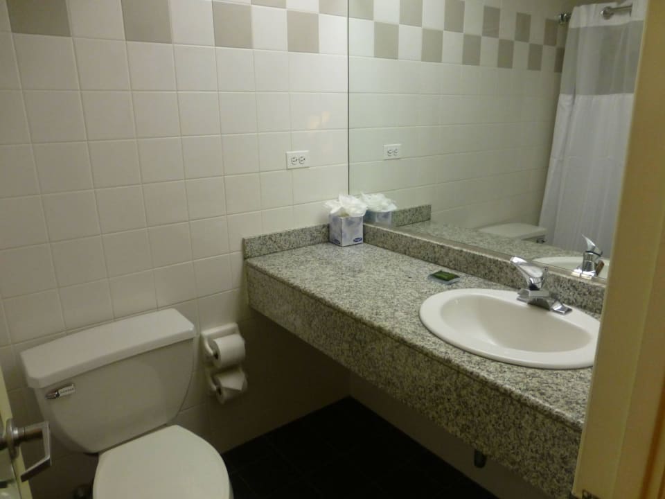 Bad mit WC Martinique New York on Broadway, Curio Collection by Hilton