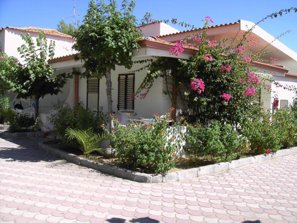 Zimmer von aussen Villaggio Baia d'Ercole