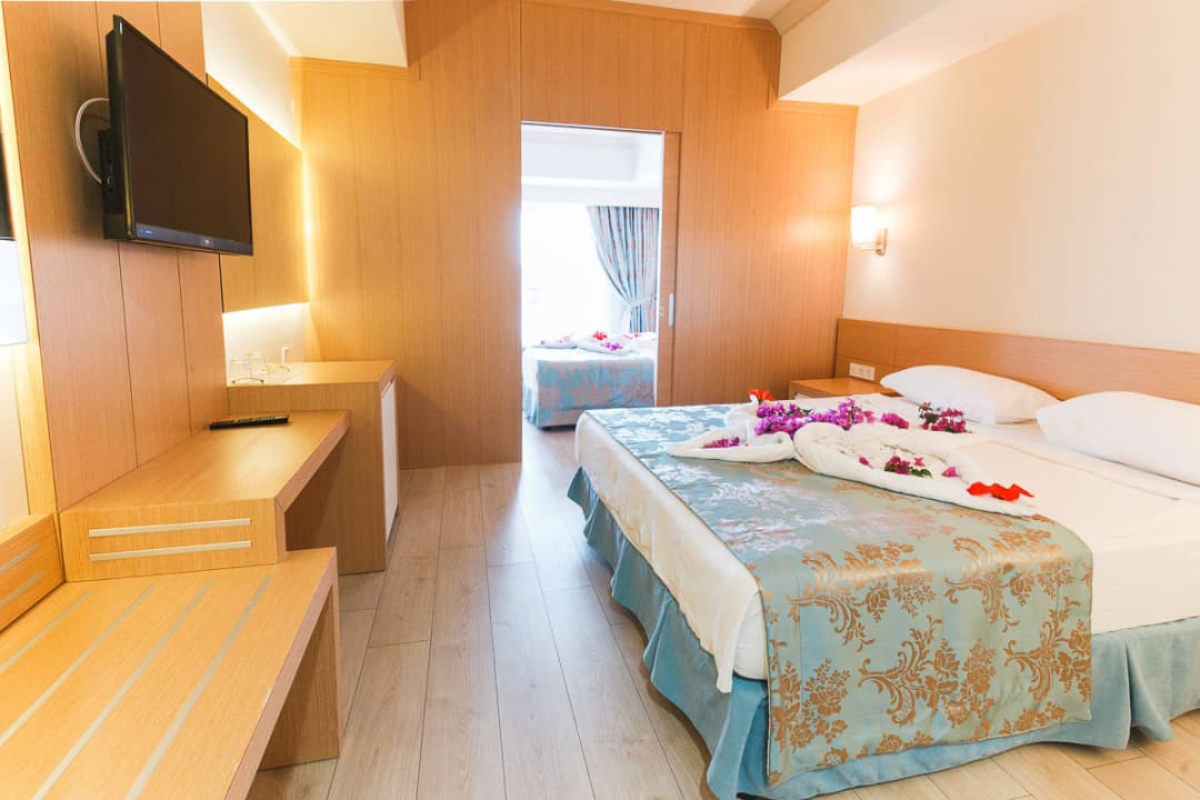 Hauptgebäude Familienzimmer L'Oceanica Beach Resort