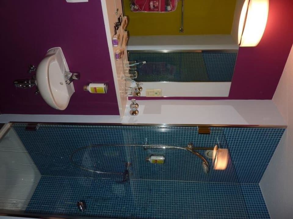 Badezimmer mit Mini Waschbecken ibis Styles Hotel Düsseldorf-Neuss