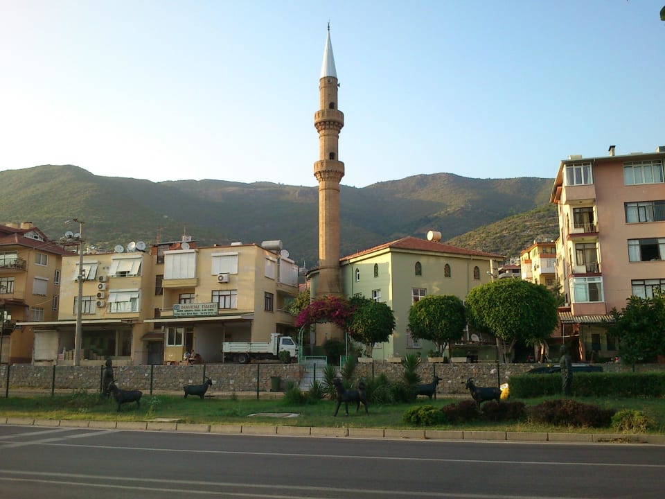 Vor dem Hotel Muezzin Muz Hotel
