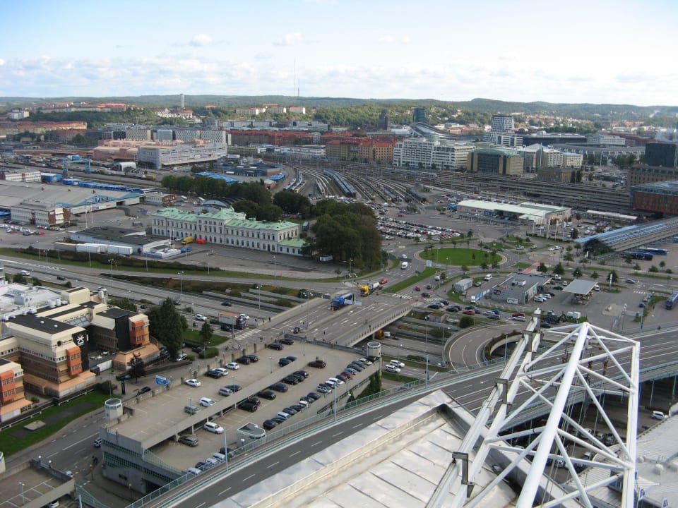 Blick vom "Lippenstift" auf Hotel am Gleisvorfeld Hotel Scandic No. 25