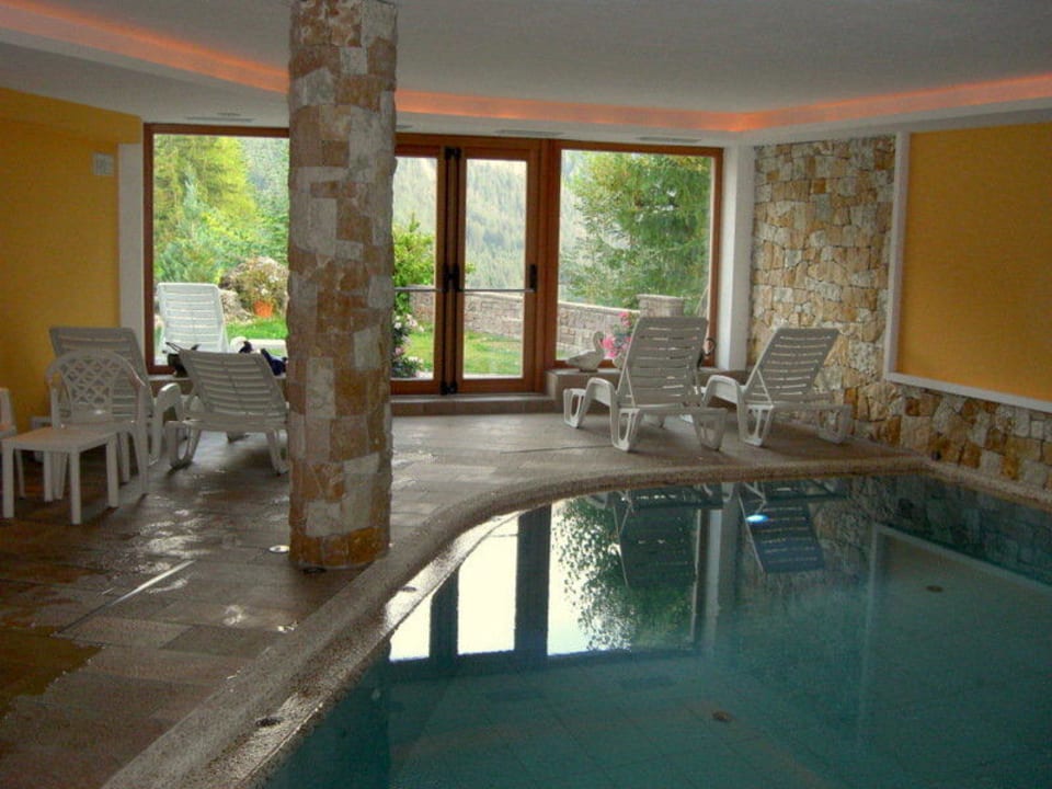 Schwimmbad mit Blick nach außen Hotel Sonne - Sole