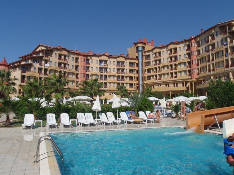 Widok z basenu na hotel Bella Resort & Spa