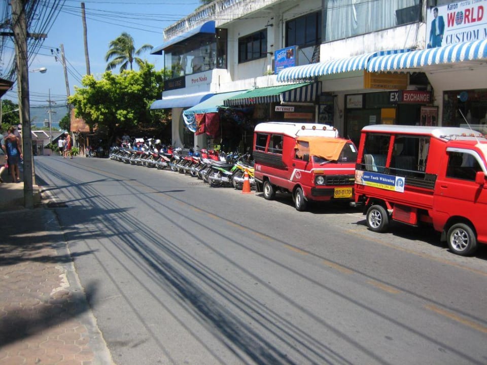 Hauptstraße vor dem Hotel Marina Phuket Marina Phuket Resort