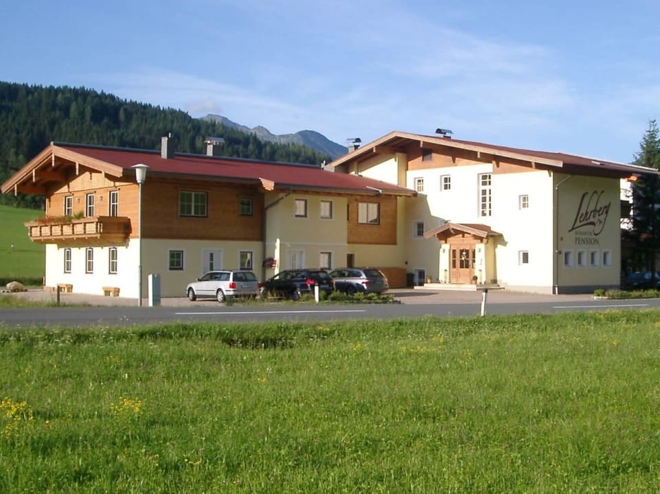 Außenansicht mit Parkplatz Romantik Pension Lehrberg