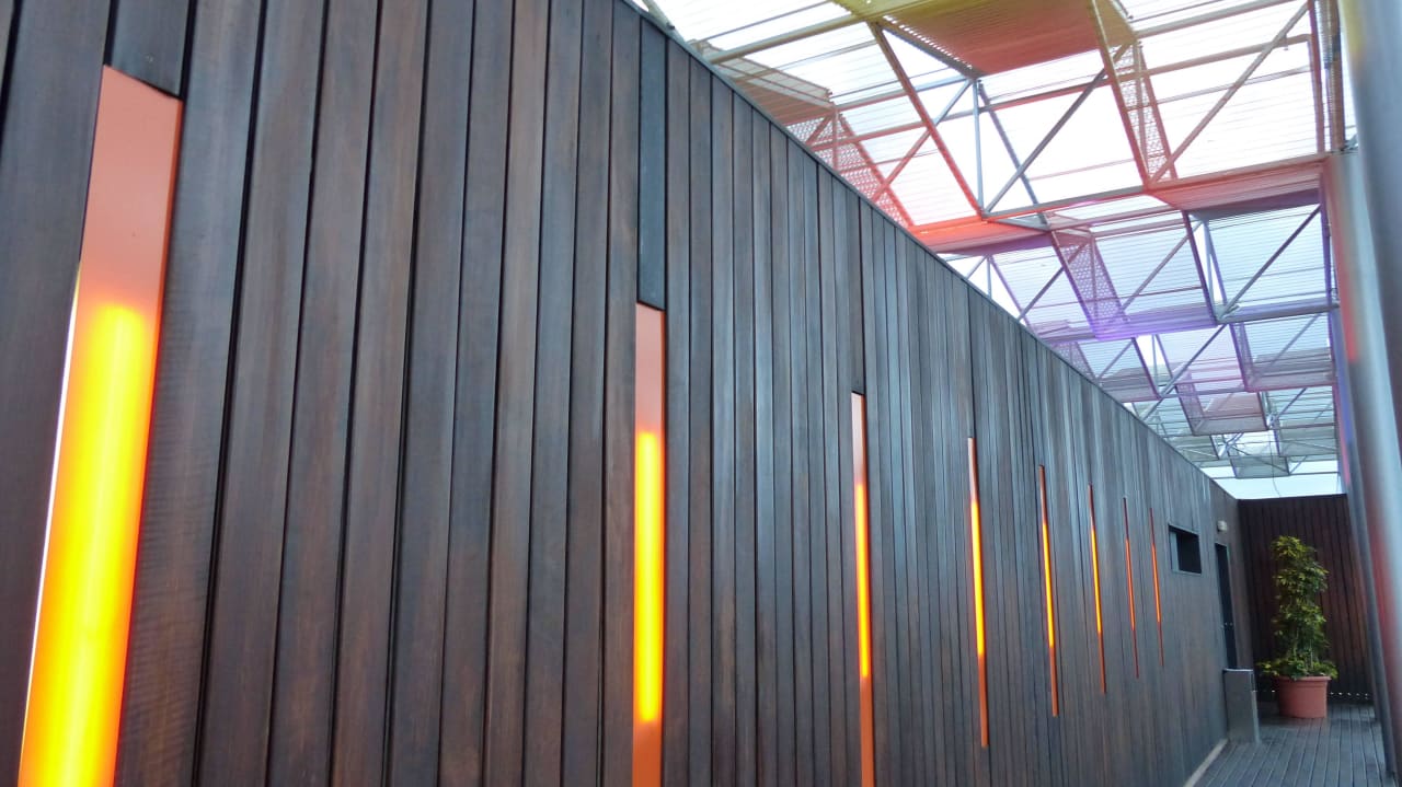 Beleuchtete Dachterrasse The Hoxton Poblenou