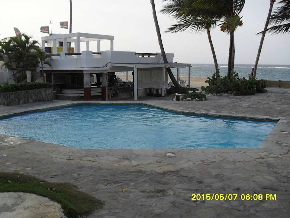 Blick auf den Pool und das Restaurant/die Bar Hotel Kite Beach