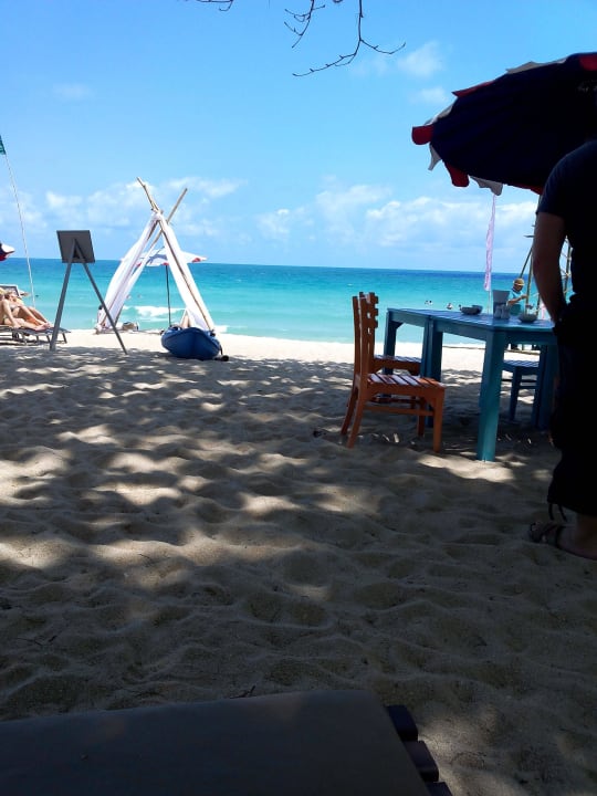 Vom Liegestuhl aus fotografiert The Fair House Beach Resort