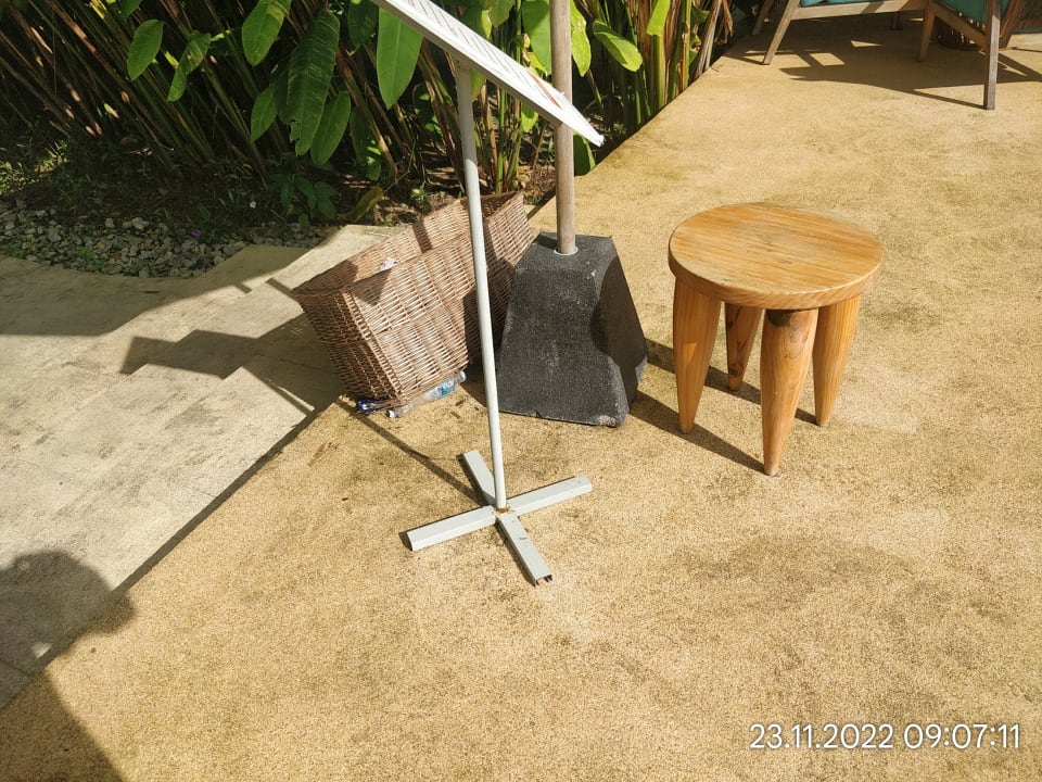 Pool Island Escape Burasari