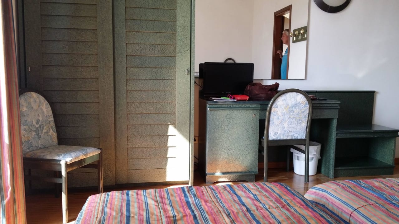 Tisch, Stühle, großer Spiegel, Schrank Hotel Internazionale