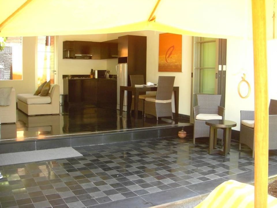 Blick ins Wohnzimmer und der Küche Villen Aston Sun Island